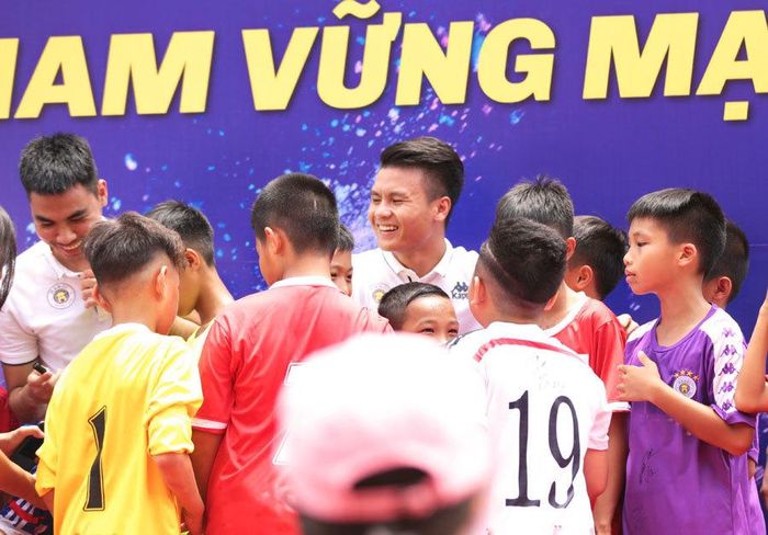 Quang Hải mang câu chuyện của chính mình để truyền cảm hứng cho các bạn trẻ