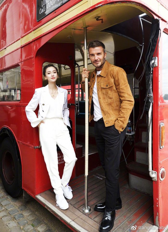 Angelababy và David Beckham chụp ảnh lưu niệm.