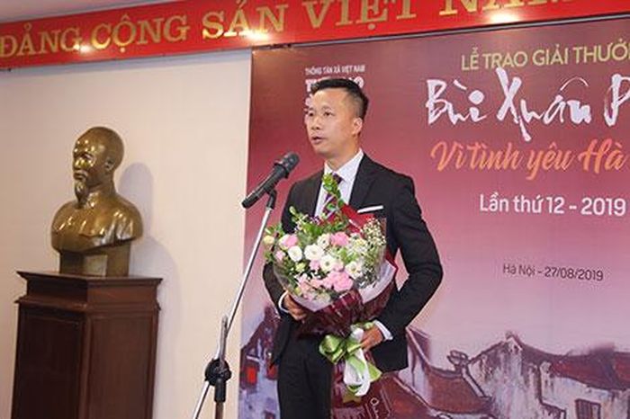 Tác giả Nguyễn Trương Quý nhận giải tại lễ trao giải thưởng Bùi Xuân Phái. 