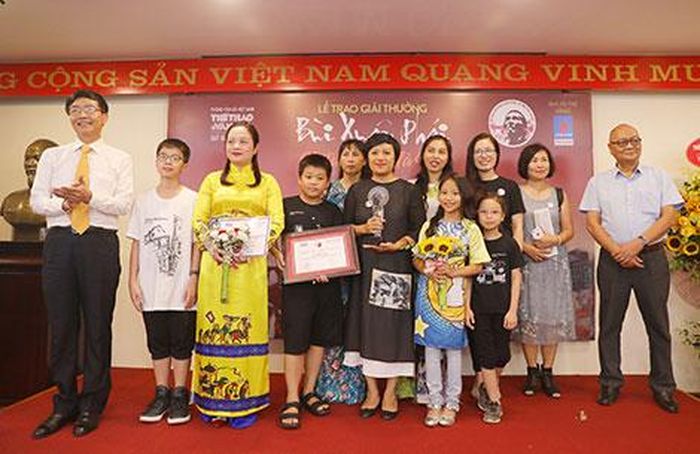 Nhóm Ký họa Đô thị Hà Nội bằng tranh trong lễ trao giải. 