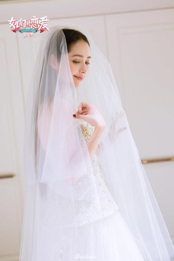 Bà Trần Lam, mẹ của Hướng Tả rất yêu mến Quách Bích Đình. Bà cho rằng cô không chỉ xinh đẹp mà còn là cô gái đáng mến, hợp với con trai. Việc trở thành con dâu của ông trùm làng giải trí Hong Kong khiến Quách Bích Đình được chú ý nhiều hơn. Trước đó, sự nghiệp của người đẹp khá lận đận.