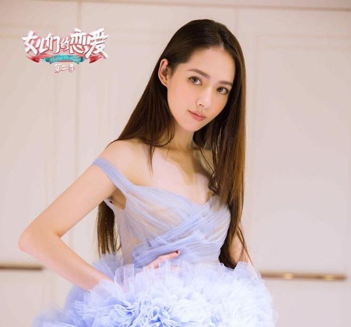 Trước khi đến với Hướng Tả, nữ diễn viên là người trong mộng của nhiều chàng trai và từng có quan hệ tình cảm với Phùng Thiệu Phong, Seungri, thậm chí còn có tin đồn yêu đồng giới. Tại Trung Quốc, Quách Bích Đình luôn lọt top nghệ sĩ được người đồng tính yêu thích nhất.