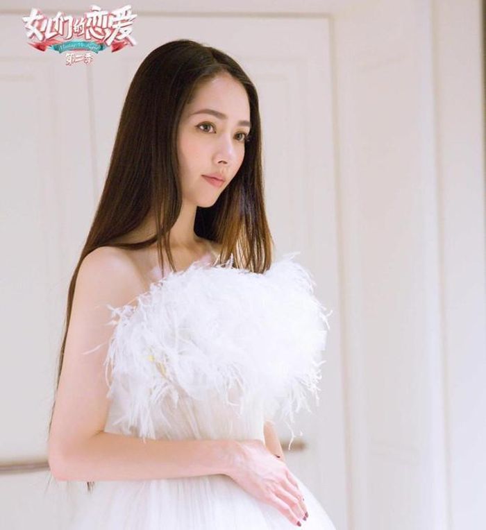 Quách Bích Đình gia nhập ngành giải trí năm 2002 với vai trò người mẫu quảng cáo, sau đó cô chuyển hướng sang diễn xuất từ năm 2006. Năm 2008, cô trở thành hiện tượng sau khi quay một quảng cáo có chủ đề Lợi ích của việc nhai kẹo cao su và được đặt biệt danh Cô gái lợi ích.