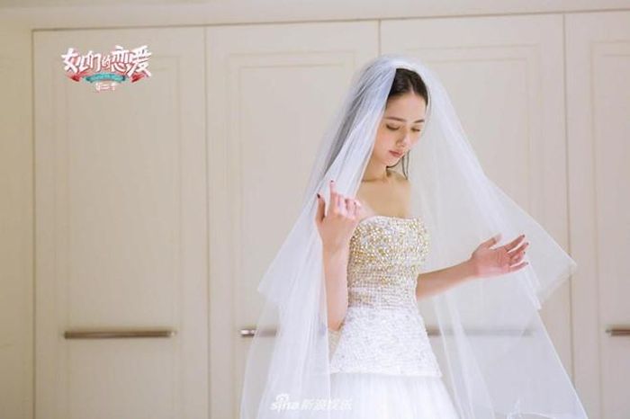 Ngày 5/9, trang Sina đưa tin loạt ảnh Quách Bích Đình mặc váy cưới trong show mới Tình yêu của con gái nhận được nhiều lời khen ngợi. Nữ diễn viên 35 tuổi thử ba bộ váy khác nhau.