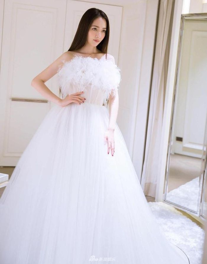 Quách Bích Đình và Hướng Tả bắt đầu hẹn hò từ Giáng sinh năm 2018, đến tháng 3, cặp đôi đính hôn. Hiện tại, cả hai chuẩn bị làm đám cưới. Họ đã đi khám sức khỏe để chuẩn bị tâm thế sinh con, thậm chí còn đi học lớp dạy chăm sóc trẻ sơ sinh.