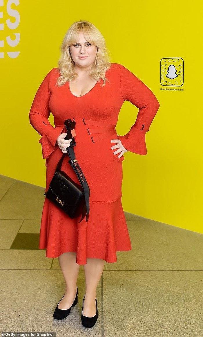 Nữ diễn viên Rebel Wilson nổi bật với bộ đầm đỏ rực. Ngôi sao phim hài trở lại với khán giả Việt trong bộ phim The Hustle công chiếu hồi tháng 5. 