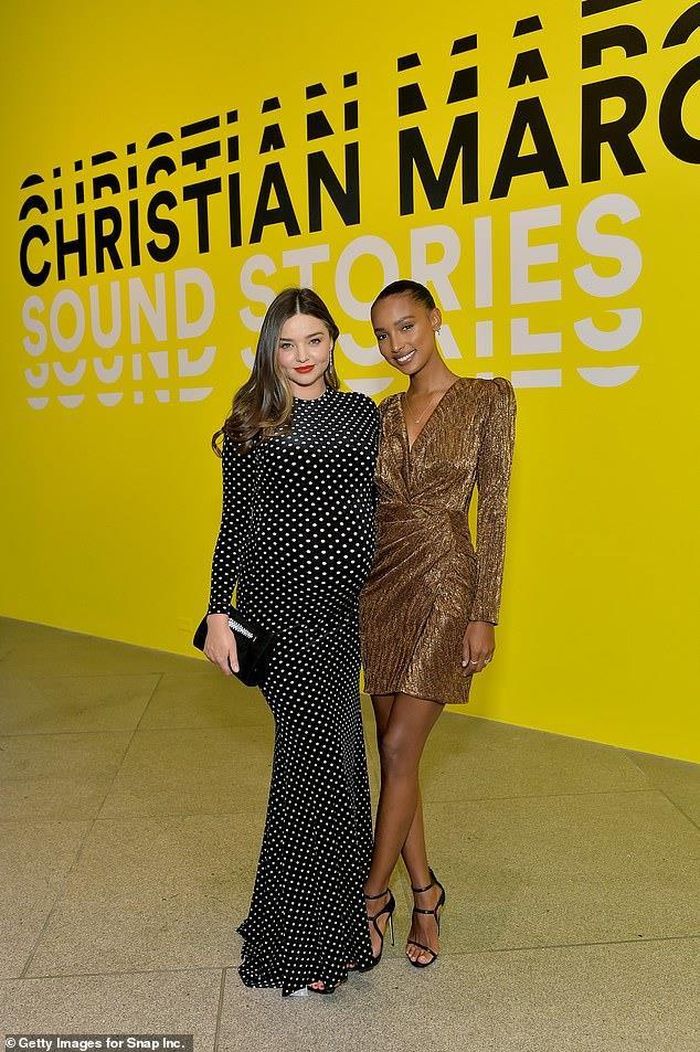 Miranda Kerr chụp ảnh cùng người mẫu Jasmine Tookes. Chân dài 28 tuổi khoe dáng trong bộ đầm sequin màu vàng kim sang trọng. Jasmine Tookes cũng trực thuộc đội ngũ "thiên thần nội y" của Victoria's Secret, nơi mà Miranda Kerr từng gắn bó nhiều năm.