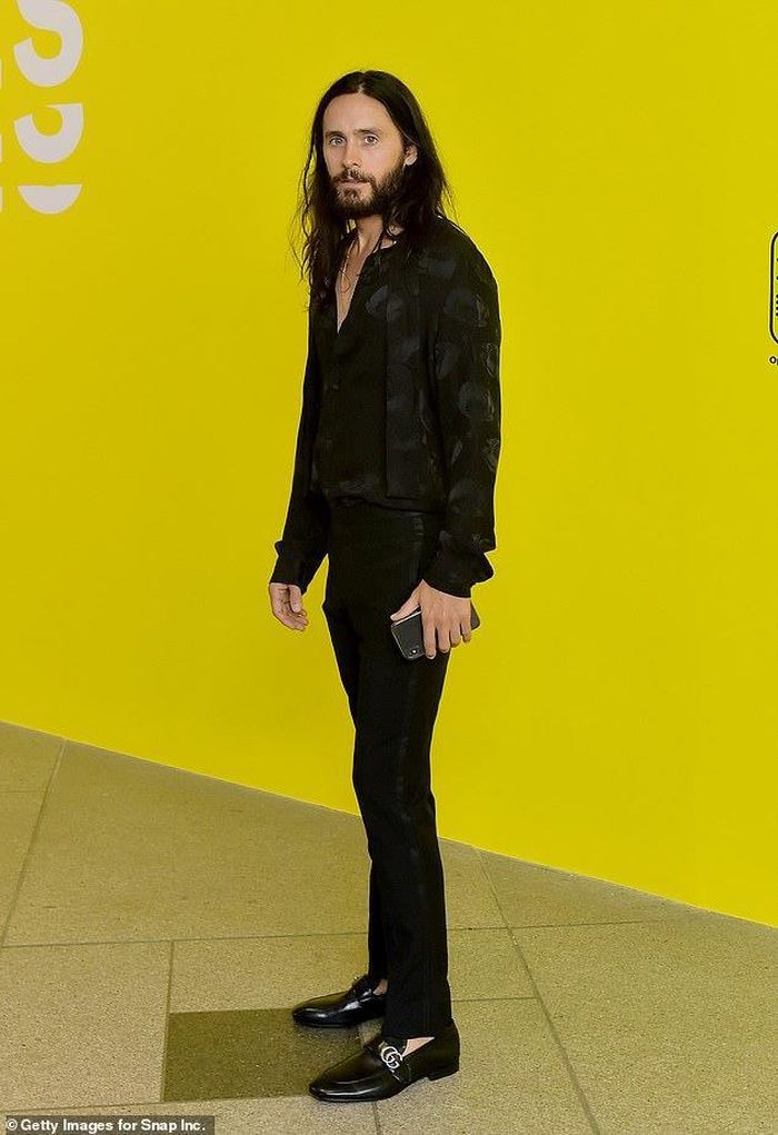 Tài tử Jared Leto bảnh bao trong bộ vest đen, giày da hiệu Gucci. Nam diễn viên 47 tuổi gần đây khá bận rộn với nhóm nhạc rock của anh Thirty Seconds To Mars.
