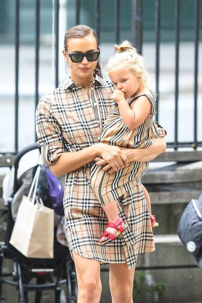 Vợ cũ nam tài tử Bradley Cooper và con gái Lea De Seine bị bắt gặp trên phố trong outfit đôi. Irina Shayk mặc chiếc váy dáng sơ mi caro có giá 650 USD. Trong khi đó, cô con gái 2 tuổi mặc váy có giá 180 USD. Ảnh: Pagesix.