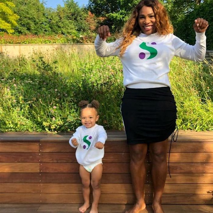 Tay vợt nổi tiếng Serena Williams có thói quen chia sẻ hình ảnh cô và con gái Alexis Olympia Ohanian Junior. Tuy nhiên, điều khiến các fan chú ý chính là chiếc áo từ chính thương hiệu thời trang của hạt giống số một thế giới. Ảnh: Pagesix.