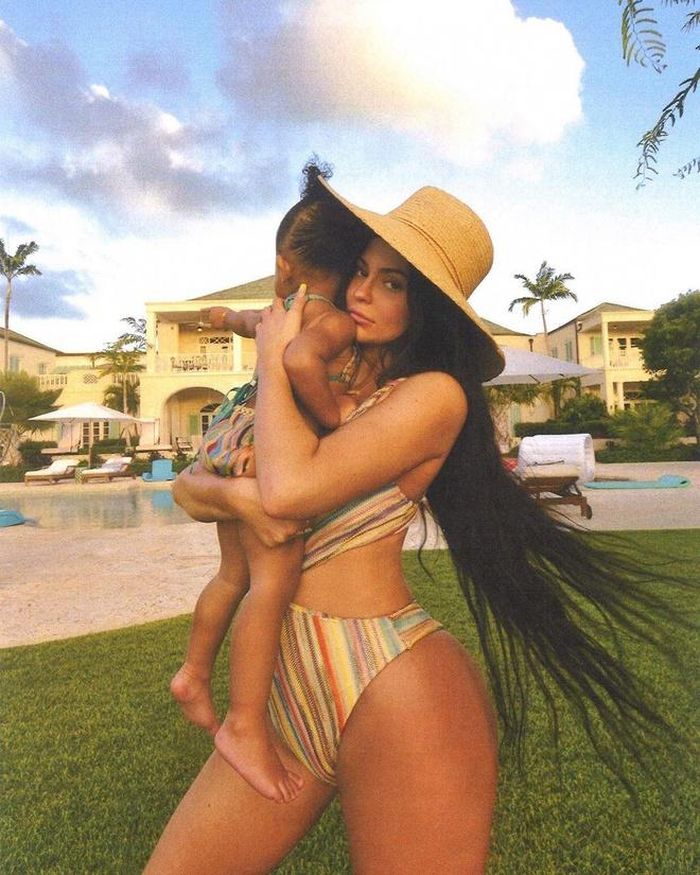 Một tháng trước đó, công chúng có cơ hội chiêm ngưỡng bộ đồi bơi đôi của hai mẹ con Kylie. Họa tiết kẻ dọc với các đường màu sắc khá bắt mắt. Bộ bikini tôn lên làn da nâu khỏe khoắn của cả hai. Riêng với nữ doanh nhân, cô có dịp khoe ra thân hình nóng bỏng, quyến rũ của mình. Ảnh: @kyliejenner.