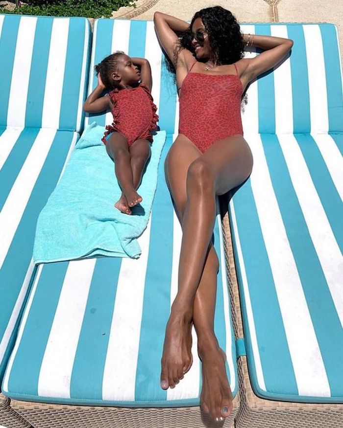 Giọng ca đoạt giải Grammy danh giá Ciara và con gái Sienna trông thoải mái, thư giãn trong bộ đồ bơi một mảnh. Giống Khlóe Kardashian, hai mẹ con ngôi sao nhạc pop đều mặc đồ họa tiết da báo. Tuy nhiên, màu sắc outfit của họ có phần tươi tắn, trẻ trung hơn. Ảnh: Pagesix.