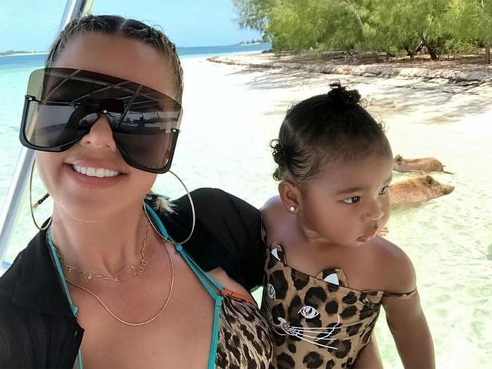 Thêm một thành viên nhà Kardashian không nằm ngoài xu hướng này. Trong lần đi dạo ven bờ biển, Khlóe đã ghi lại khoảnh khắc hai mẹ con cùng mặc đồ họa tiết da báo. Bé True Thompson trông đáng yêu với hình mặt con báo phía trước. Ảnh: @khloekardashian.