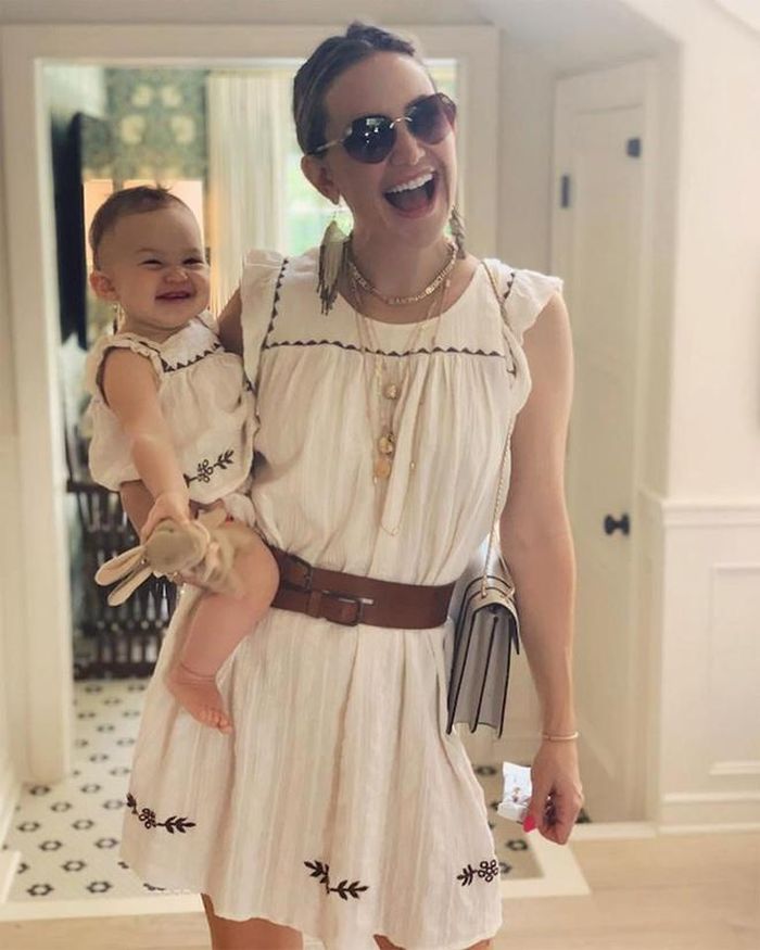 Nữ diễn viên người Mỹ Kate Hudson và con gái mặc váy thêu trắng giống nhau. Đây là sản phẩm đến từ Pink Chicken. Thiết kế có giá 180 USD của Hudson này đã "cháy hàng". Còn giá cho set đồ của "thiên thần nhỏ" có giá 68 USD. Ảnh: Pagesix.