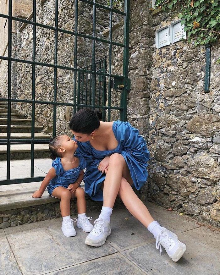 Ngày 13/8, tỷ phú trẻ nhất thế giới Kylie Jenner đăng ảnh hai mẹ con cùng dòng chú thích bằng tiếng Italy "Amore mio" (tạm dịch: Tình yêu của tôi). Cả hai mặc váy tay bồng, ôm sát cơ thể màu xanh lam. Tuy diện đồ như nhau, bà mẹ trẻ vẫn có sự khác biệt với "thiên thần nhỏ" Stormi. Tay váy của 9X dài rộng, trong khi váy con gái có tay cộc. Ngoài ra, cặp mẹ con đi giày và tất trắng giống nhau. Không những vậy, Kylie còn có tạo sự kết nối khi mix thêm trang sức màu vàng với con gái. Ảnh: @kyliejenner.