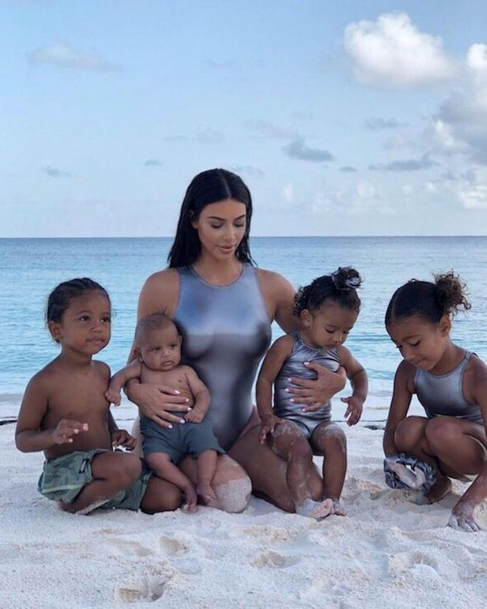 Không chỉ em gái út, Kim Kardashian cũng đi theo xu hướng diện đồ giống các con của mình. Có thể thấy "nữ hoàng giải trí" không khoe thân quá đà khi ở bên cạnh con. Ở ảnh trái, cô mặc váy trễ vai trắng, bên cạnh là con gái Chicago West một tuổi cũng diện đồ trắng. Nữ người mẫu cũng tích cực diện đồ bơi một mảnh màu bạc trong kỳ nghỉ tại Bahamas, Caribbean. Hai chị em North và Chicago còn phối thêm chút phụ kiện. Ảnh: @kimkardashian.