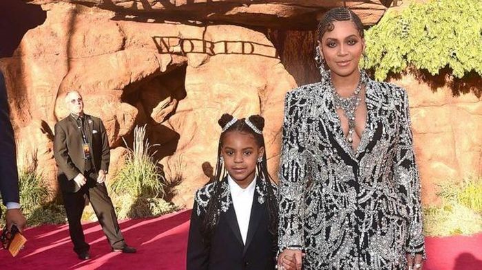 Nữ ca sĩ lừng danh Beyoncé và con gái Blue Ivy tỏa sáng tại buổi công chiếu phim The Lion King ở Los Angeles, Mỹ. Trang phục thêu pha lê của hai mẹ con được tạo nên từ nhà thiết kế tài năng Alexander McQueen. Hình ảnh này đã thu hút sự chú ý từ các nhà nhiếp ảnh hôm đó. Ảnh: Good Morning America.