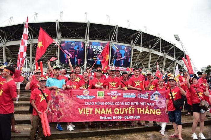  Người hâm mộ đi theo từng đoàn sang Thái Lan để "tiếp sức" cho các cầu thủ.