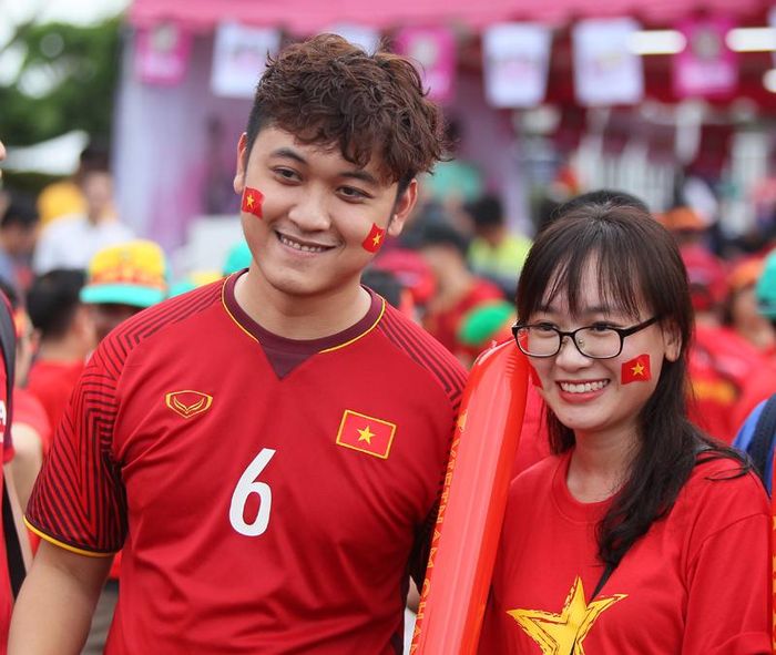  Nhiều bạn trẻ cũng vì tình yêu bóng đá mà lặn lội sang Thái Lan để trực tiếp vào sân.