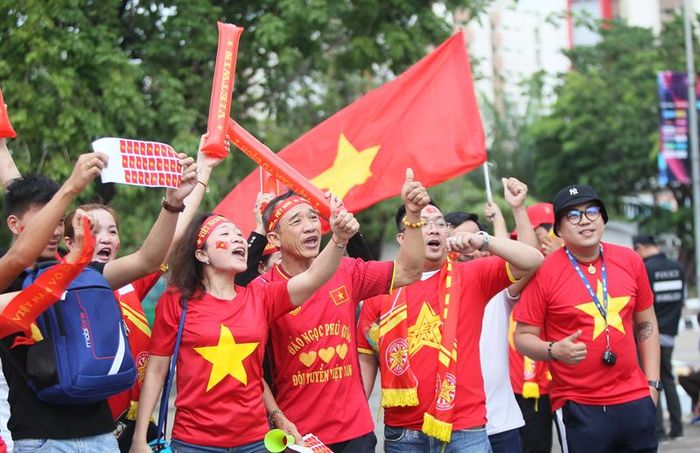  Bên cạnh đó, một số ít là các học sinh, sinh viên và người dân định cư ở Thái Lan cũng trực tiếp tới sân để cổ vũ cho thầy trò HLV Park Hang-seo.