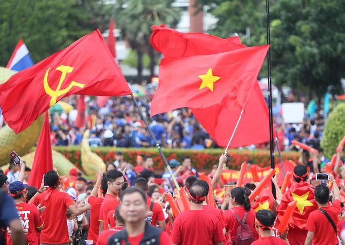  Cờ đỏ sao vàng ngập tràn trước sân Thammasat.