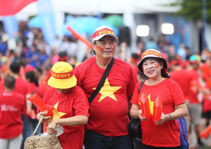 Được biết, ở trận đấu này đội chủ nhà Thái Lan chỉ dành 2.244 vé bán cho CĐV Việt Nam. Giá vé dành cho CĐV Thái Lan có 3 mệnh giá là 200, 350 và 500 baht (khoảng 150.000 - 400.000 đồng Việt Nam). Còn giá vé dành cho CĐV Việt Nam lên tới 650 bath (khoảng 490.000 đồng Việt Nam). 