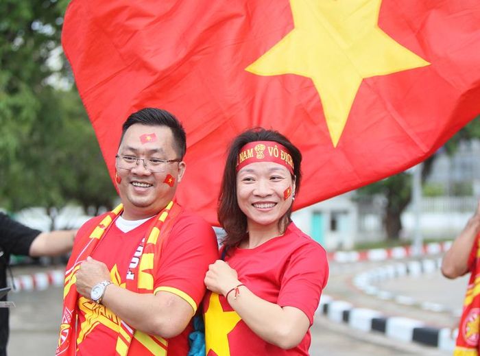  Hình ảnh đẹp diễn ra ngay tại trước cửa sân Thammasat của người hâm mộ Việt Nam.