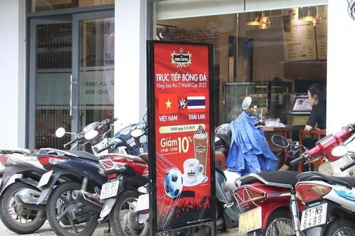 Nhiều quán nước đã gắn thông báo trực tiếp trận đấu này