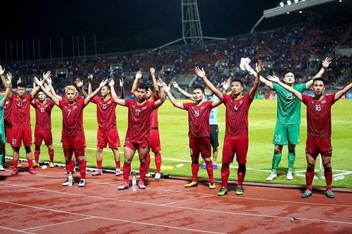 Đội tuyển Việt Nam chào CĐV từ Việt Nam sang cổ vũ cho thầy trò ông Park