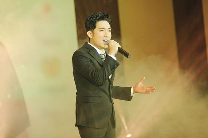 Anh được xem là ca sĩ chăm chạy show từ nhỏ đến lớn trong showbiz. 
