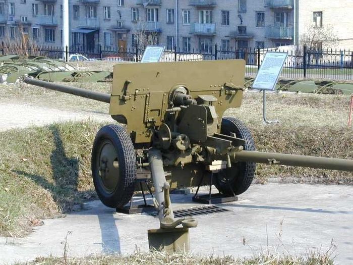 Ngoài ra, khả năng xuyên giáp ở khoảng cách 1000 mét của ZIS-2 và ZIS-3 ở tại thời điểm hiện tại vẫn đủ để nó có thể tiêu diệt hoặc vô hiệu hóa các loại xe chiến đấu bộ binh, xe bọc thép của đối phương, nhất là khi các loại phương tiện này không được trang bị hệ thống bảo vệ chủ động. Nguồn ảnh: BD.
