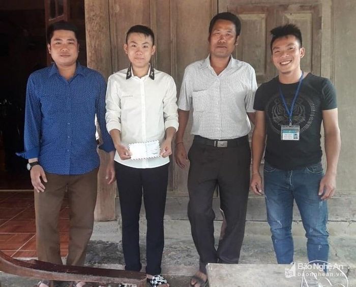  Đại diện UBND xã Tà Cạ thăm, biểu dương và trao 1 triệu đồng cho em Lương Thế Mạnh (áo trắng thứ 2 từ trái sang) vì có hành động dũng cảm.