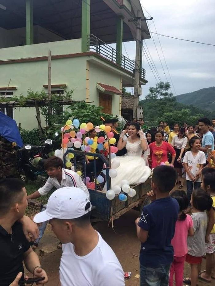 Dù có rước dâu bằng công nông nhưng cô dâu vẫn rất vui vẻ và cười hạnh phúc. 
