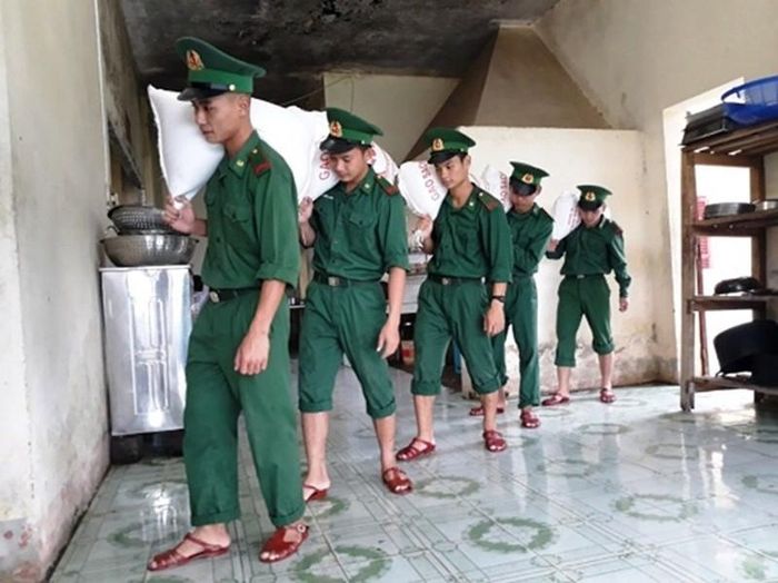 4 tấn gạo được huyện Minh Hóa hỗ trợ khẩn cấp cho các hộ dân có nguy cơ bị chia cắt dài ngày tại vùng ngập lũ. Ảnh: Đức Trí.