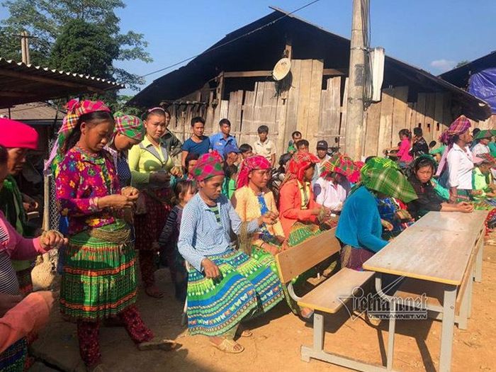 Phụ huynh đưa con đến trường