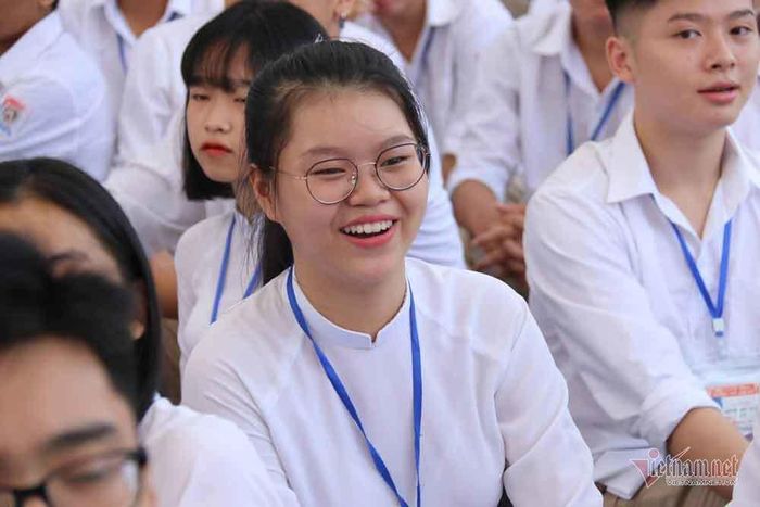 Nụ cười rạng rỡ của các nữ sinh Trường THPT Sơn Tây, Hà Nội. Ảnh: Thanh Hùng