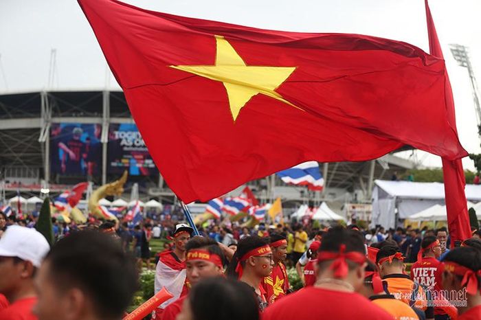 Cờ đỏ sao vàng rộn ràng khắp sân Thammasat