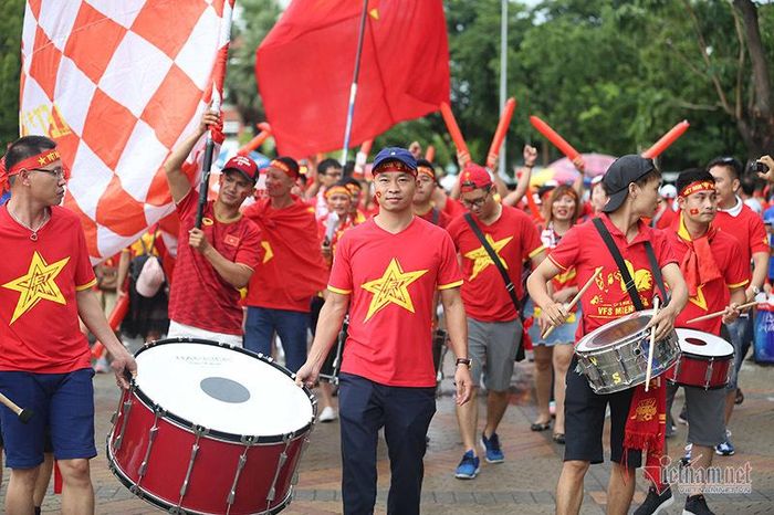 Khoảng 3 tiếng trước trận đấu, các CĐV tiến vào khu vực cổng chính