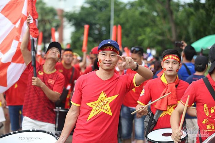 Có khoảng gần 3 nghìn CĐV Việt Nam cổ vũ cho thầy trò HLV Park Hang Seo trong trận đấu này