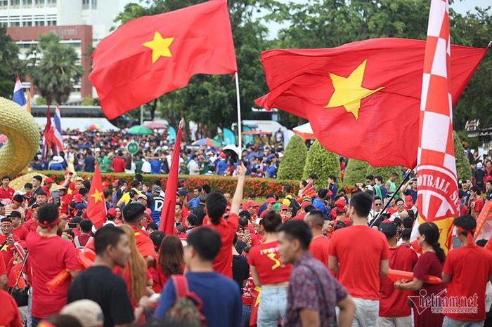 Sự cuồng nhiệt của các CĐV áo đỏ khiến đội chủ nhà cũng phải "ghen tị"
