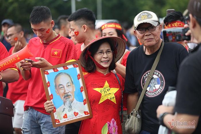 CĐV nữ quen thuộc mang theo ảnh Bác Hồ