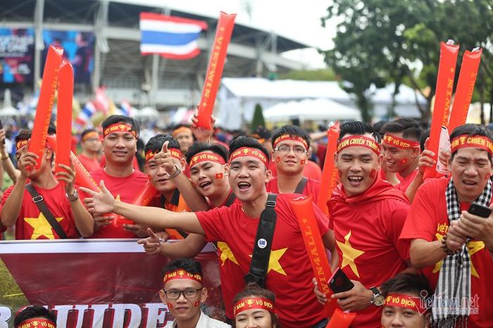 Các CĐV áo đỏ "quẩy" tưng bừng trước trận đấu