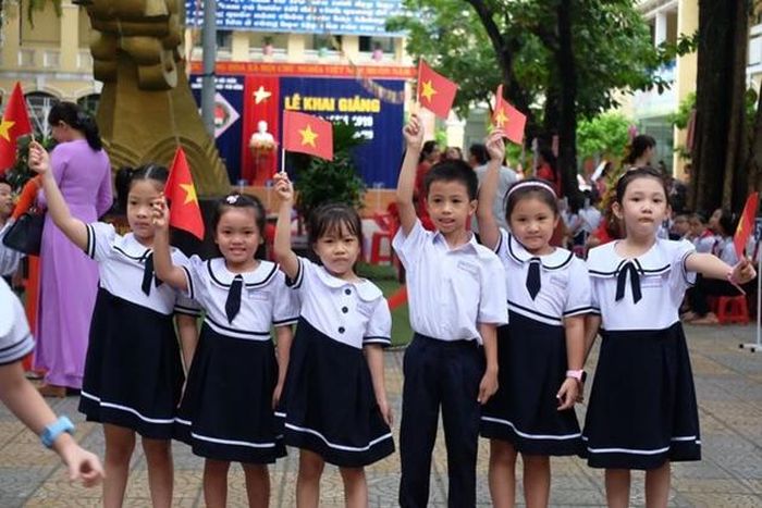 Các bé học sinh lớp 1 Trường Tiểu học Phù Đổng - Đà Nẵng trong ngày khai giảng năm học mới