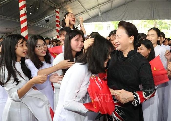 Chủ tịch Quốc hội Nguyễn Thị Kim Ngân với các em học sinh trường THPT Tháp Mười (Đồng Tháp) trong ngày khai giảng. Ảnh: Trọng Đức/ TTXVN
