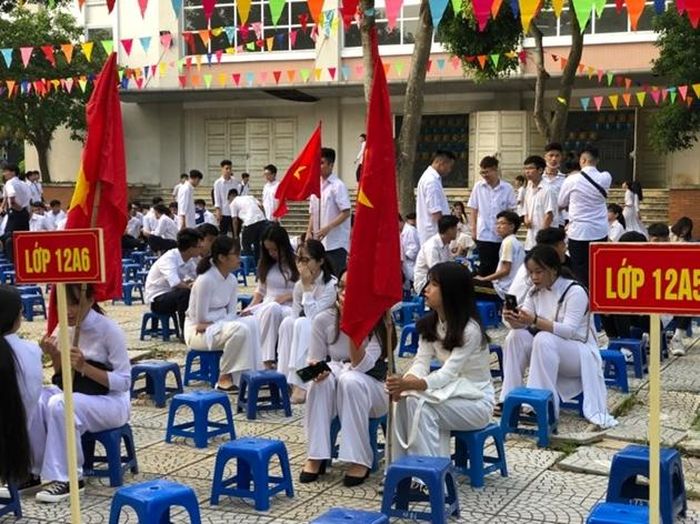 Các nữ sinh Trường THPT Thạch Bàn (Gia Lâm, Hà Nội) hân hoan trong ngày khai giảng.