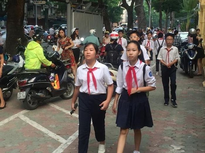 Các em đều đeo khăn quàng đỏ trong lễ khai giảng.