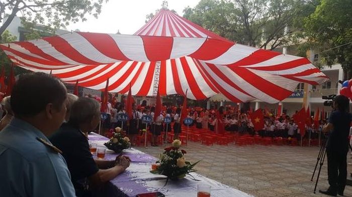 Lễ đón học sinh lớp 1 tại Trường Tiểu học Vũ Xuân Thiều, Sài Đồng, Long Biên.