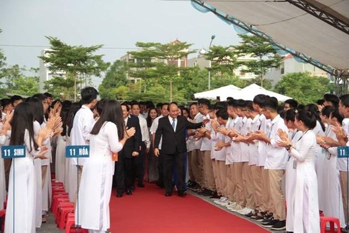 Thủ tướng Nguyễn Xuân Phúc dự lễ khai giảng năm học mới tại trường THPT Sơn Tây (Hà Nội).