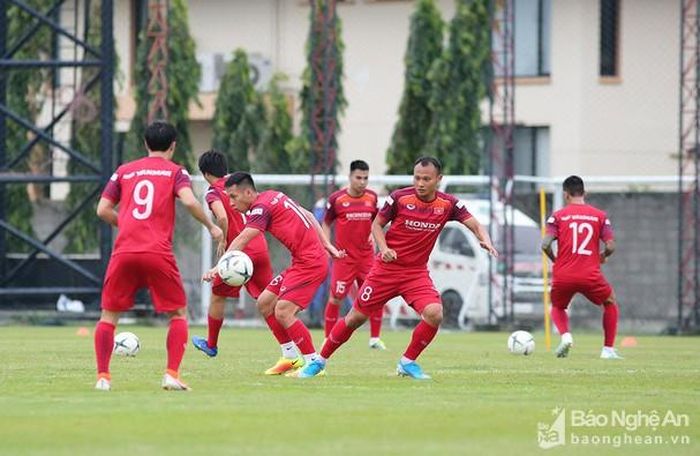 Trong những buổi tập trên đất Thái Lan, Trọng Hoàng bình phục rất nhanh mặc dù anh bị rách bắp, chấn thương vốn phải cần 4 - 5 tuần. Cầu thủ gốc Nghệ An nuốt trọn giáo án cùng với các đồng đội mà không cho thấy dấu hiệu đáng lo nào. Ảnh: Trung Kiên