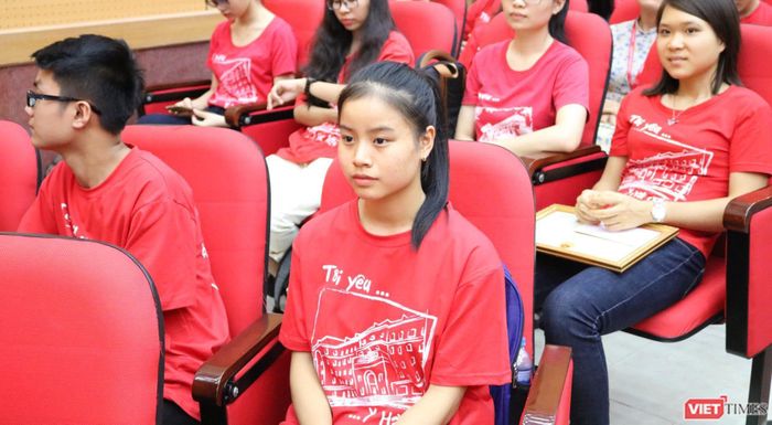 Em Phan Anh Quỳnh trong buổi lễ khai giảng năm học mới tại Trường Đại học Y Hà Nội. Ảnh: Minh Thúy